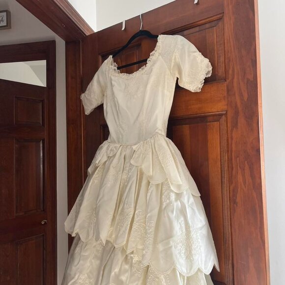 Vintage American Women's White and Cream Dress - Picture 5 of 6